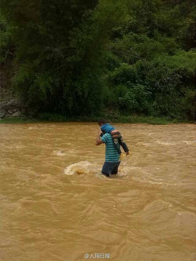 云南一小學(xué)老師常背學(xué)生過(guò)河上學(xué)