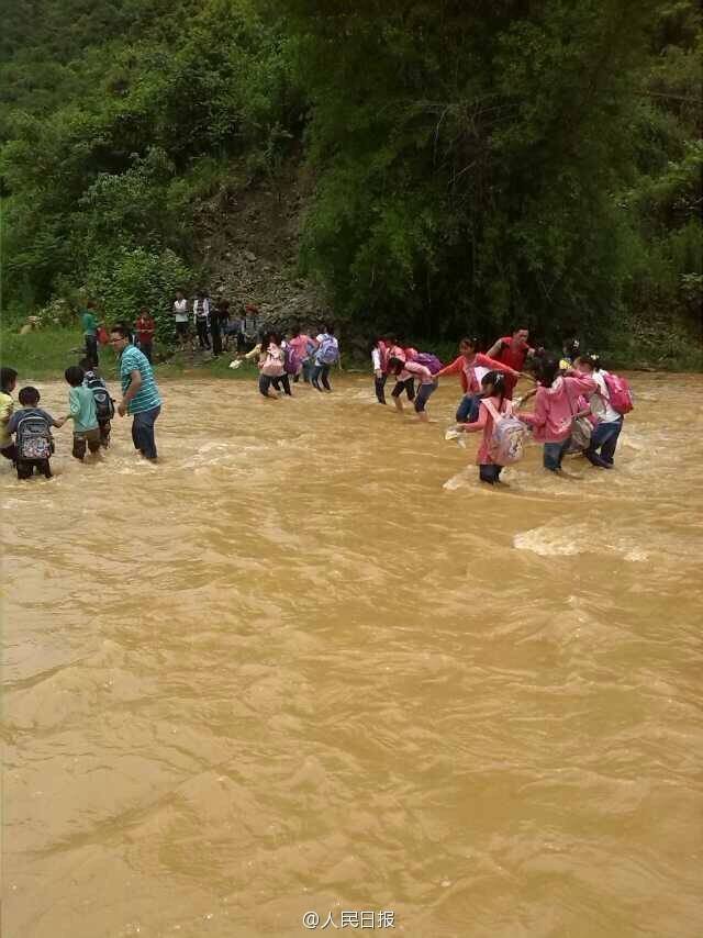云南一小學(xué)老師常背學(xué)生過(guò)河上學(xué)