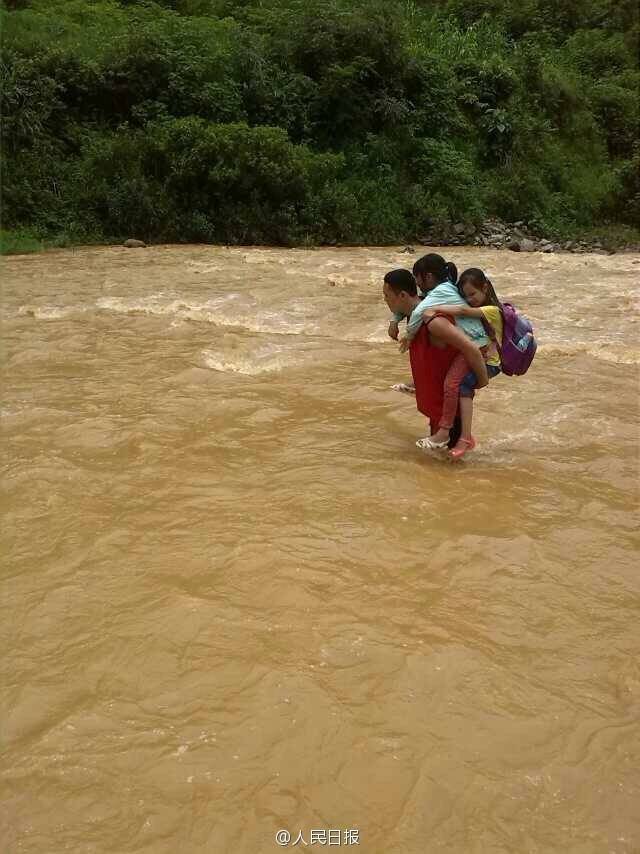 云南一小學(xué)老師常背學(xué)生過(guò)河上學(xué)