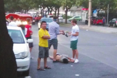 外籍男子當(dāng)街肩扛、腳踏醉漢