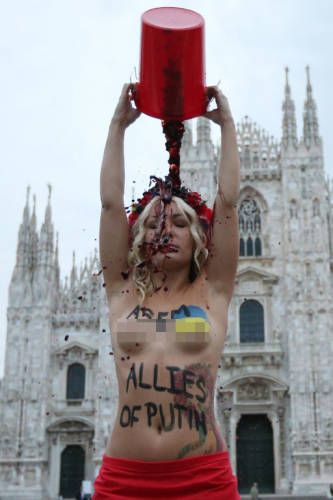 烏女權主義者“潑血”抗議普京 烏女權主義者“潑血”抗議普京