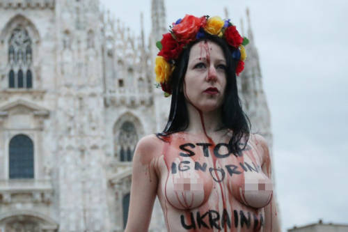 烏女權主義者“潑血”抗議普京 烏女權主義者“潑血”抗議普京