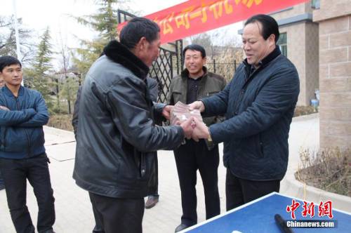 甘肅山村一支書(shū)發(fā)百萬(wàn)分紅現(xiàn)金
