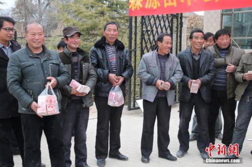 甘肅山村一支書(shū)發(fā)百萬(wàn)分紅現(xiàn)金