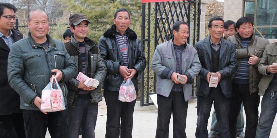 甘肅山村一支書(shū)發(fā)百萬(wàn)分紅現(xiàn)金