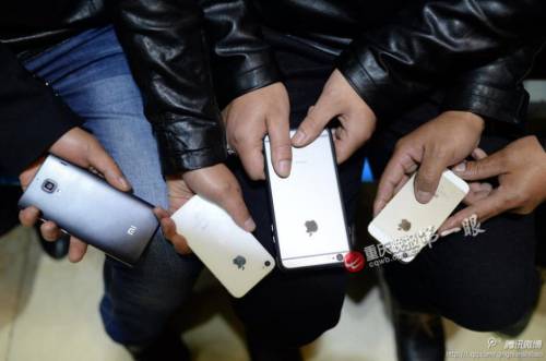 4名男子坐飛機(jī)行乞 戴名表用蘋(píng)果手機(jī)