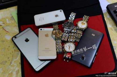 4名男子坐飛機(jī)行乞 戴名表用蘋(píng)果手機(jī)