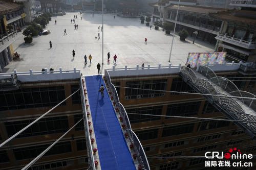 重慶現(xiàn)“最?！笨罩羞B廊 離地68.5米