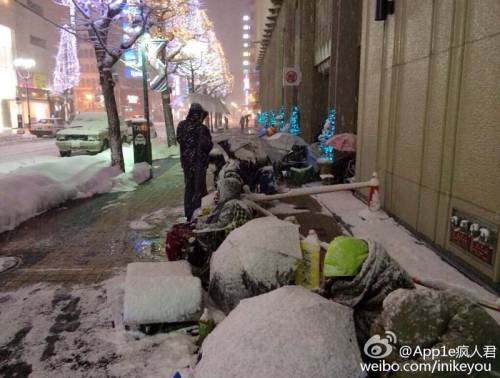 日本果粉雪夜排隊 警察拍肩確認死活 日本果粉雪夜排隊 警察拍肩確認死活