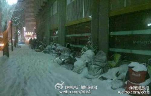 日本果粉雪夜排隊 警察拍肩確認死活 日本果粉雪夜排隊 警察拍肩確認死活