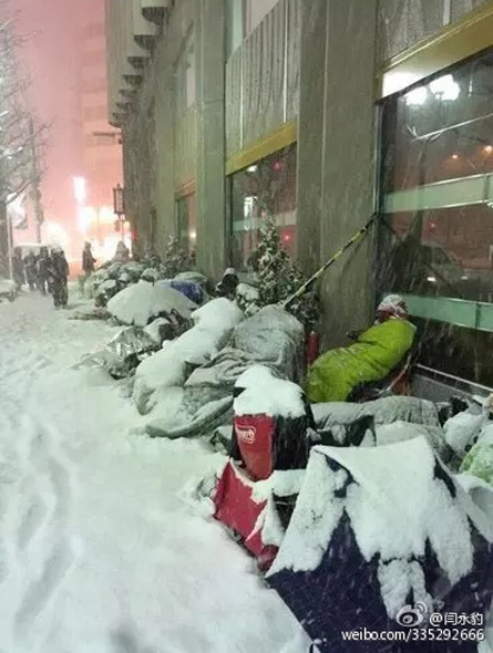 日本果粉雪夜排隊 警察拍肩確認死活 日本果粉雪夜排隊 警察拍肩確認死活