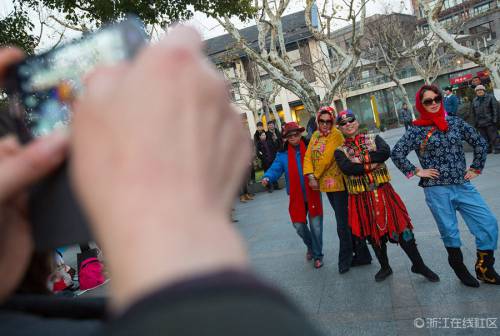 杭州老年舞蹈隊“雷人”走秀 杭州老年舞蹈隊“雷人”走秀