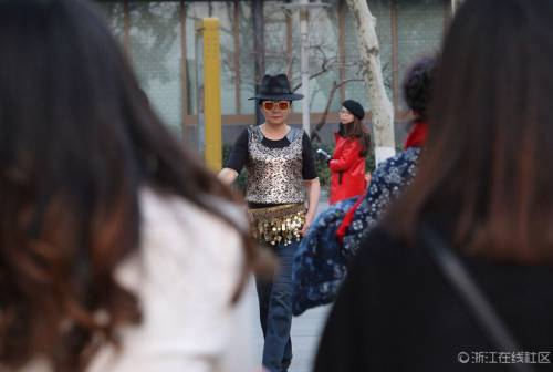 杭州老年舞蹈隊“雷人”走秀 杭州老年舞蹈隊“雷人”走秀