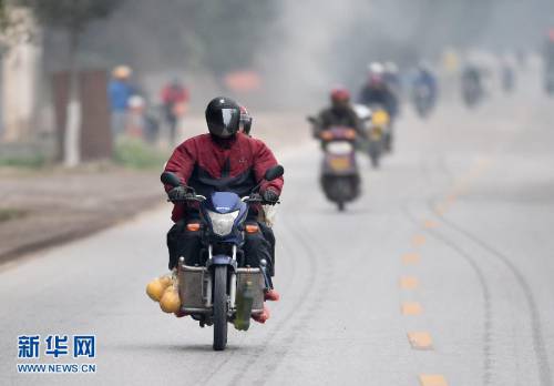 不畏風(fēng)雨 只為回家 不畏風(fēng)雨 只為回家