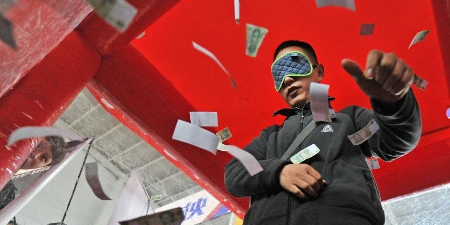 沈陽(yáng)房交會(huì)上演蒙眼撈錢促銷