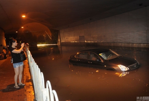 廣州多地出現(xiàn)水浸堵車(chē)