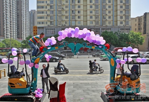兩輛挖掘機(jī)搭婚禮拱門(mén)