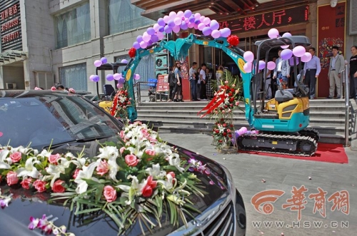 兩輛挖掘機(jī)搭婚禮拱門(mén)