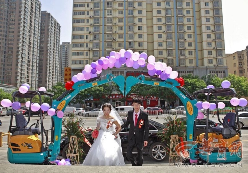 兩輛挖掘機(jī)搭婚禮拱門(mén)