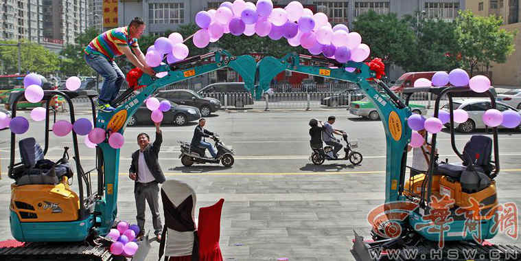 兩輛挖掘機(jī)搭婚禮拱門(mén)