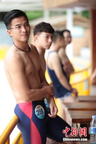 學(xué)生參加?；ㄐ２荽筚?穿比基尼秀身材