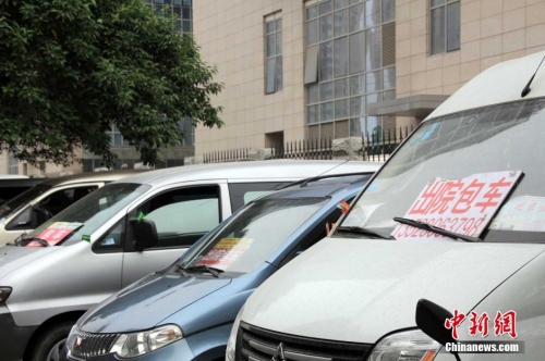 鄭州一醫(yī)院大門被“出院包車”包圍 鄭州一醫(yī)院大門被“出院包車”包圍