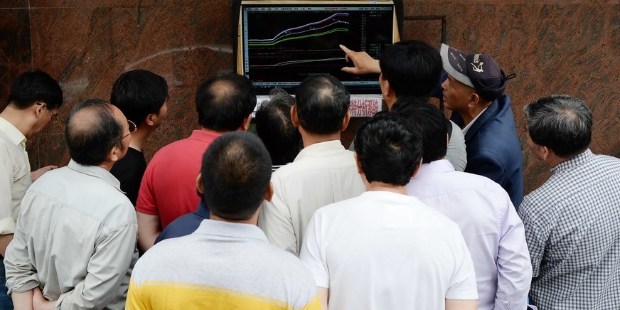 上海街頭再現(xiàn)“馬路股市沙龍” 上海街頭再現(xiàn)“馬路股市沙龍”