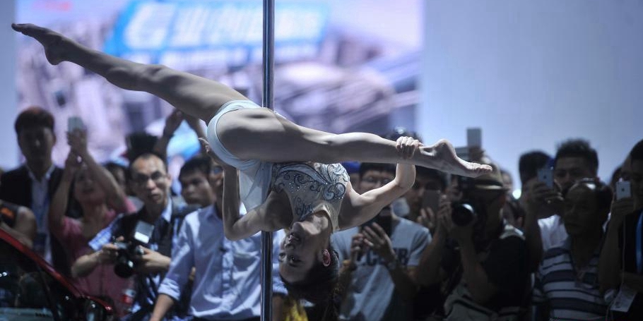 重慶車(chē)展 美女模特跳鋼管舞吸引觀眾