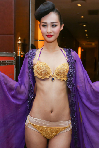 鄭州黃金內(nèi)衣秀現(xiàn)場 每套價值400萬元