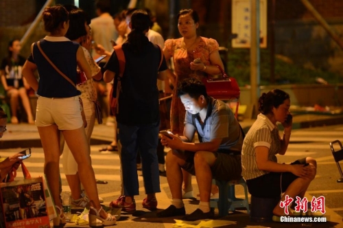 長(zhǎng)沙家長(zhǎng)為孩子讀高中通宵排隊(duì) 長(zhǎng)沙家長(zhǎng)為孩子讀高中通宵排隊(duì)