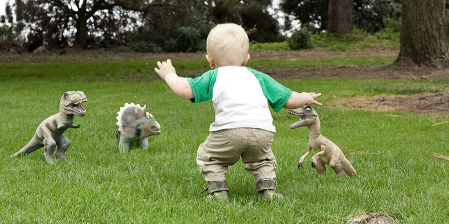 萌娃模仿“訓(xùn)練恐龍”一幕 萌娃模仿“訓(xùn)練恐龍”一幕
