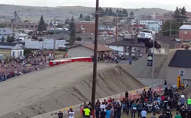 男子駕卡車(chē)飛越51米鴻溝刷新世界紀(jì)錄