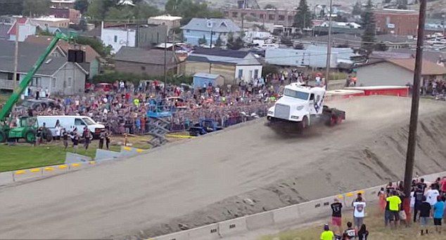 男子駕卡車(chē)飛越51米鴻溝刷新世界紀(jì)錄