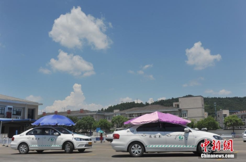 杭州一駕?，F(xiàn)遮陽新招 教練車車頂撐傘