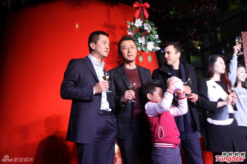 李亞鵬、郭濤父子相活動