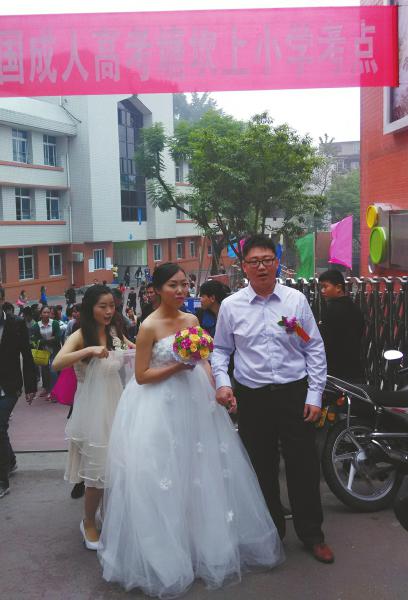 新郎向剛考完試的新娘送上鮮花。