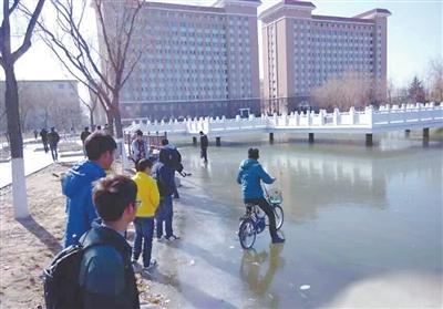 南方的孩子不理解北方的寒冷，這冰厚得，嚇尿了！ @顏遠鋒