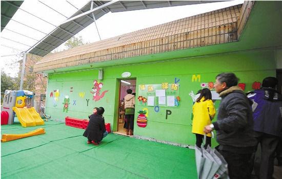 因?yàn)榕卵b修后的氣味影響孩子的健康，包括小葉在內(nèi)，很多家長(zhǎng)找到園方，要求換教室.