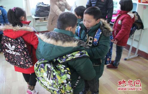 看，咱們的衣服一樣