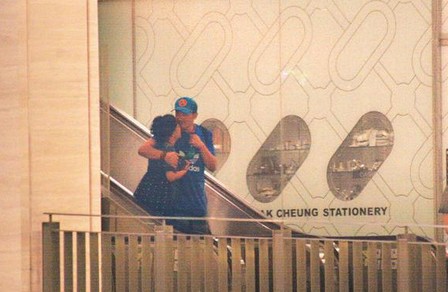 林憶蓮與小男友逛街吃飯，當(dāng)街摟抱親熱熱情如火。