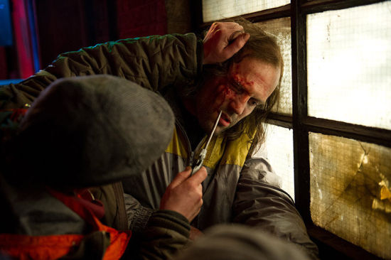 街頭圍毆，硬漢被困