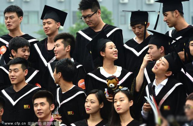 北影畢業(yè)典禮:張一山玩自拍 楊紫美貌搶鏡 北影畢業(yè)典禮:張一山玩自拍 楊紫美貌搶鏡