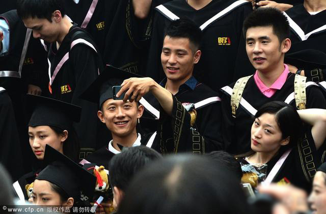 北影畢業(yè)典禮:張一山玩自拍 楊紫美貌搶鏡 北影畢業(yè)典禮:張一山玩自拍 楊紫美貌搶鏡