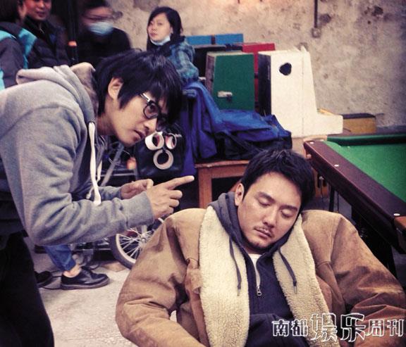 導(dǎo)演在認真給演員說戲，演員聽得也很認真。