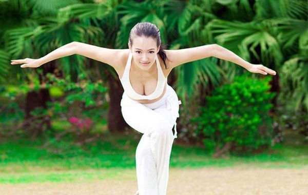 　圖為瑜伽教母性感寫(xiě)真。