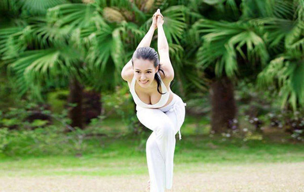 圖為瑜伽教母性感寫(xiě)真。