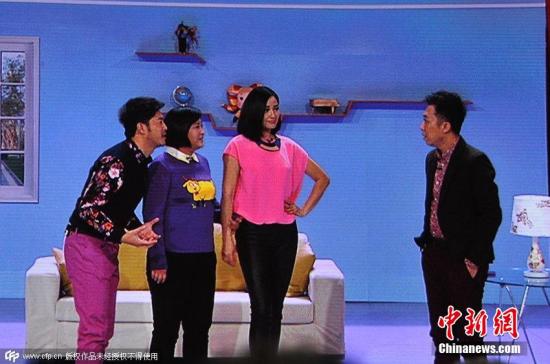 2015年2月18日晚8時，2015央視羊年春晚準時開播，各路明星大腕齊聚一臺向觀眾展示了一場奢華的