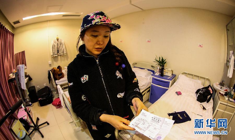 赴韓整形失敗者陳怡麗向記者展示醫(yī)療事故鑒定（4月8日攝）。