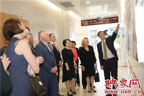 布萊根和婦女醫(yī)院院長Elizabeth Nabel帶領(lǐng)專家團(tuán)隊(duì)參觀醫(yī)院