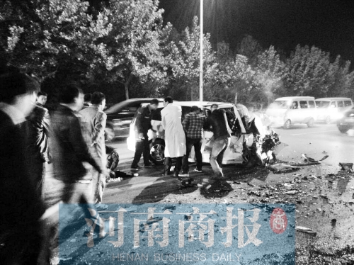 慘劇現(xiàn)場，眾人紛紛上前施救，有人拉住變形的車門，為傷者爭取救援時間